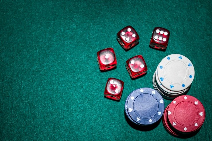 Pengguna membaca bonus dari ponsel